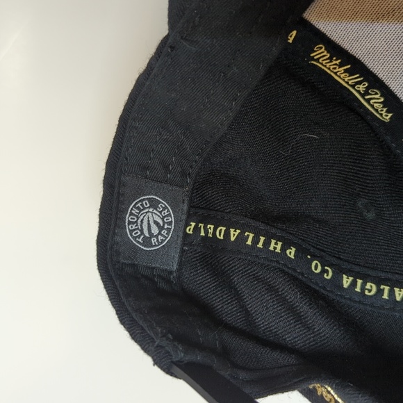 Mitchell and Ness Toronto Raptors 2019 Champions - Picture 6 of 6